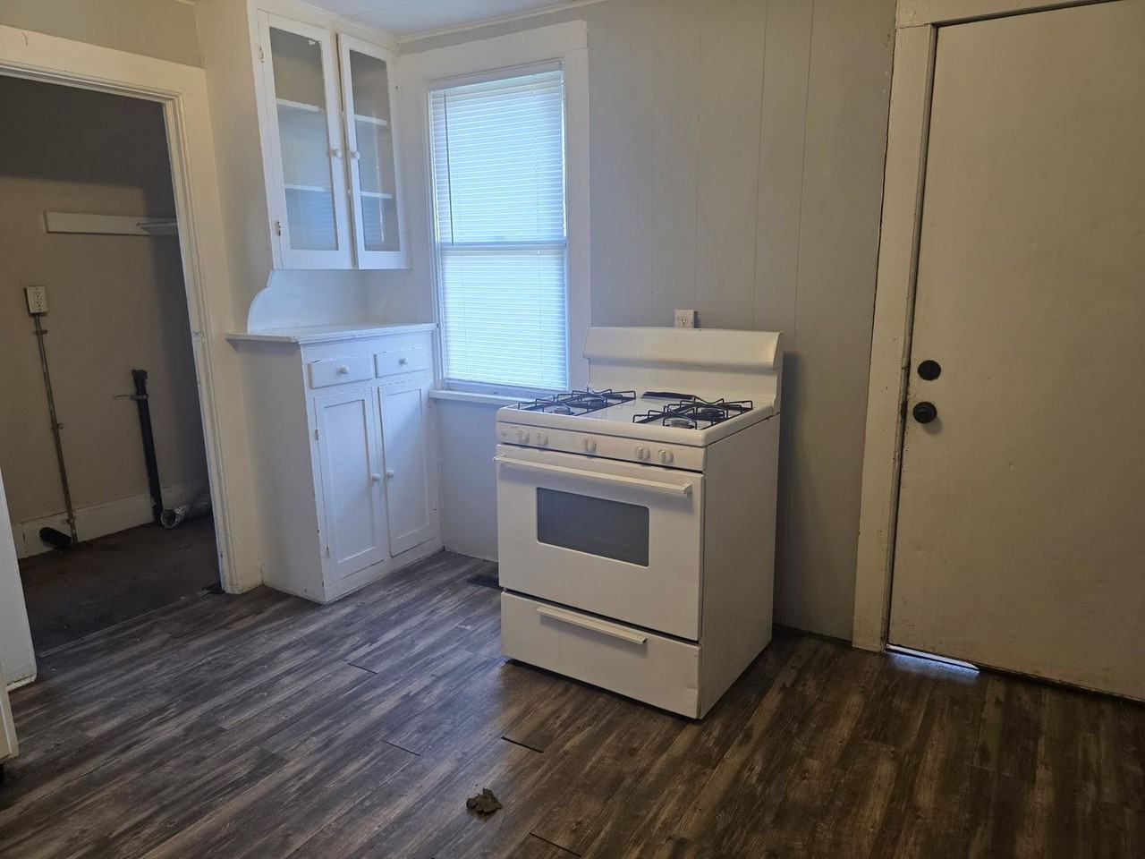 1221 Ford St - Photo 3 of 12