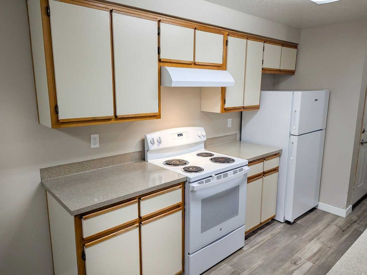 South Salem Apartment Complex With Washer/Dryer Hookups! ~ Silverwood - Photo 3 of 50