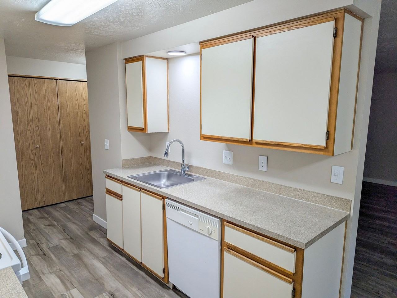 South Salem Apartment Complex With Washer/Dryer Hookups! ~ Silverwood - Photo 4 of 50