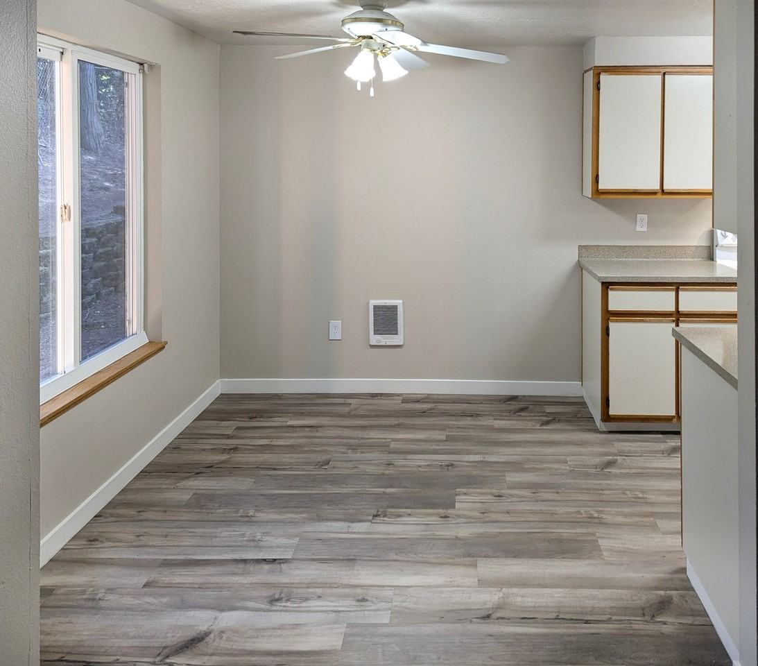 South Salem Apartment Complex With Washer/Dryer Hookups! ~ Silverwood - Photo 5 of 50