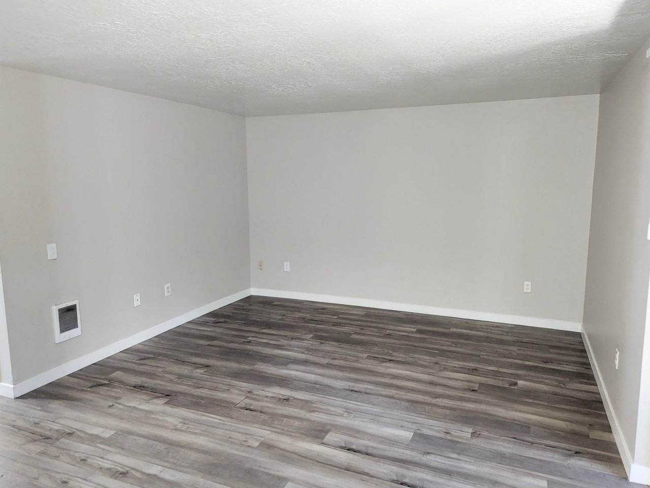 South Salem Apartment Complex With Washer/Dryer Hookups! ~ Silverwood - Photo 6 of 50
