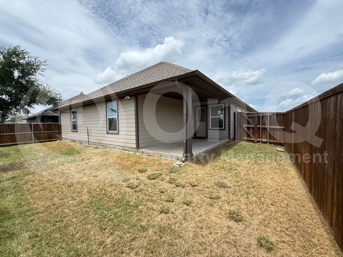 305 Sunnyside Dr - Photo 3 of 7