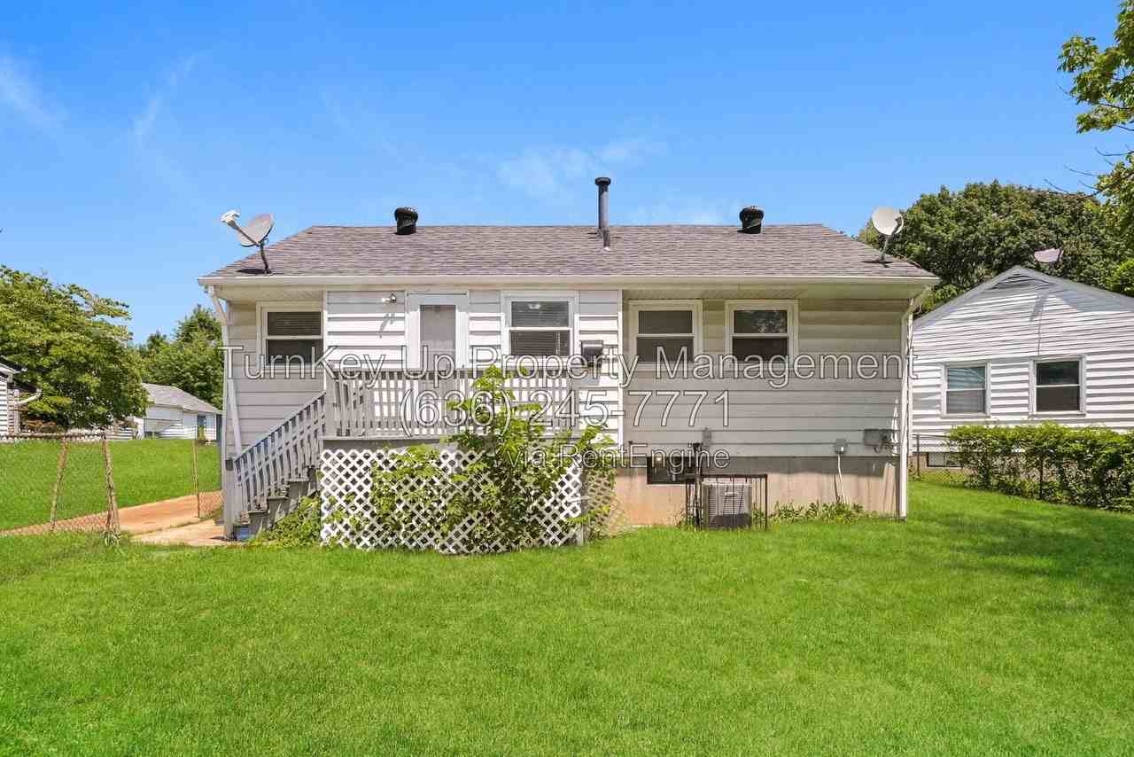 10300 Ross Cir - Photo 3 of 18