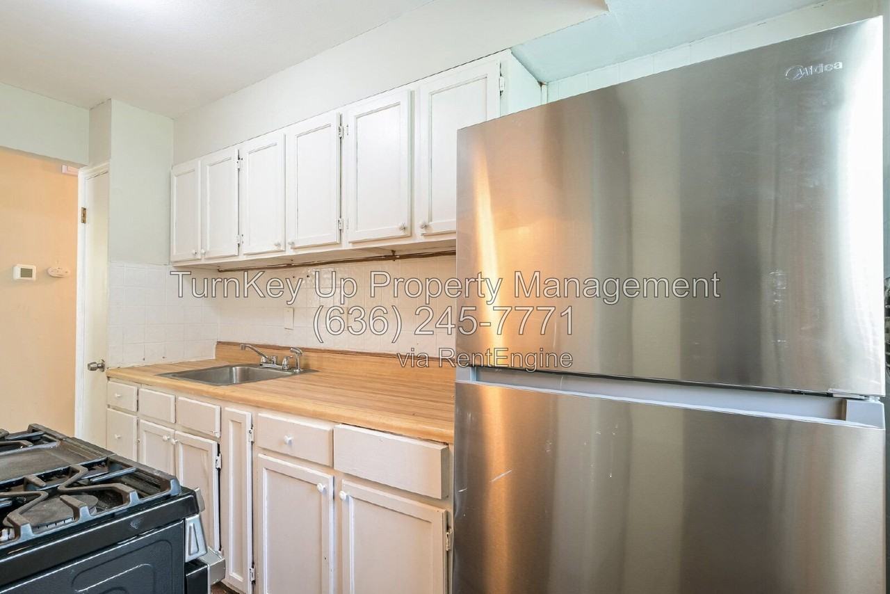 10300 Ross Cir - Photo 4 of 18