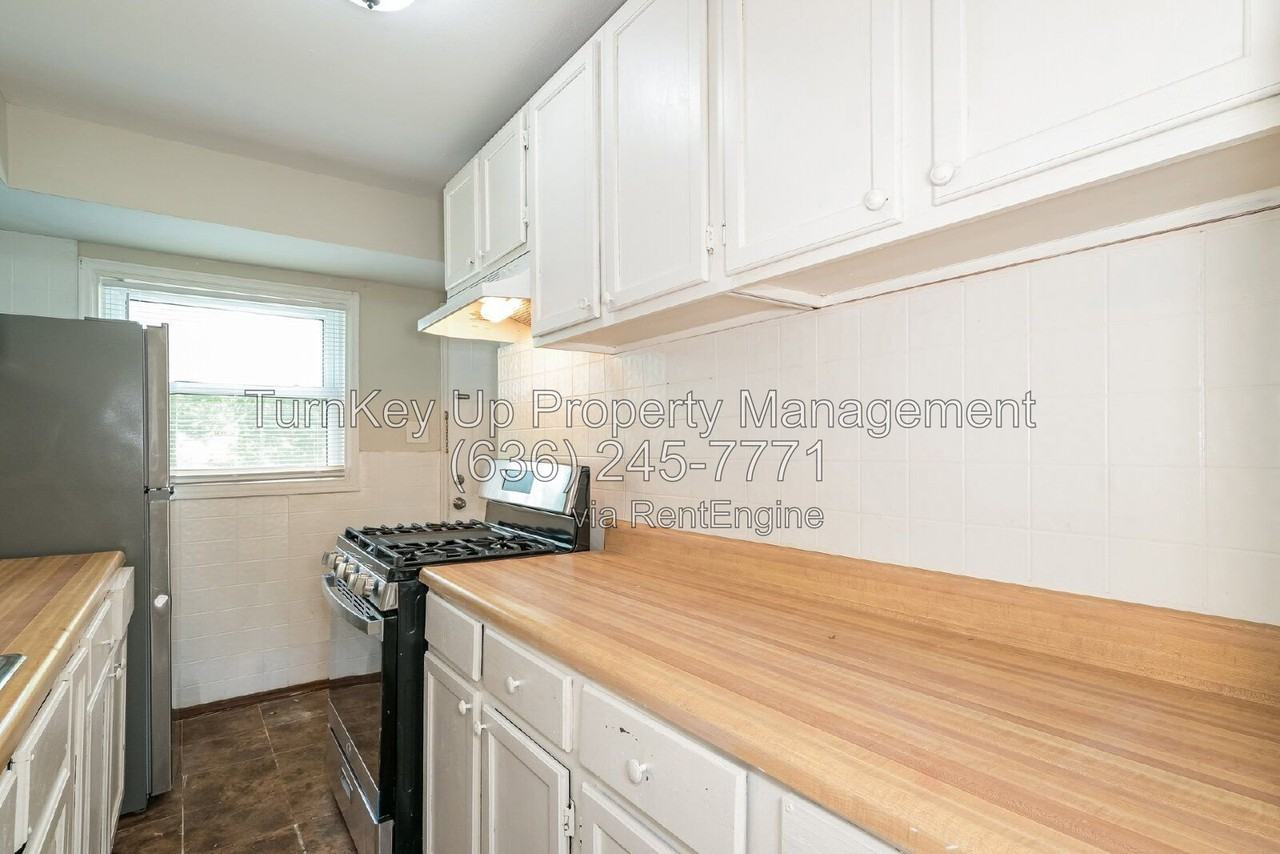 10300 Ross Cir - Photo 5 of 18