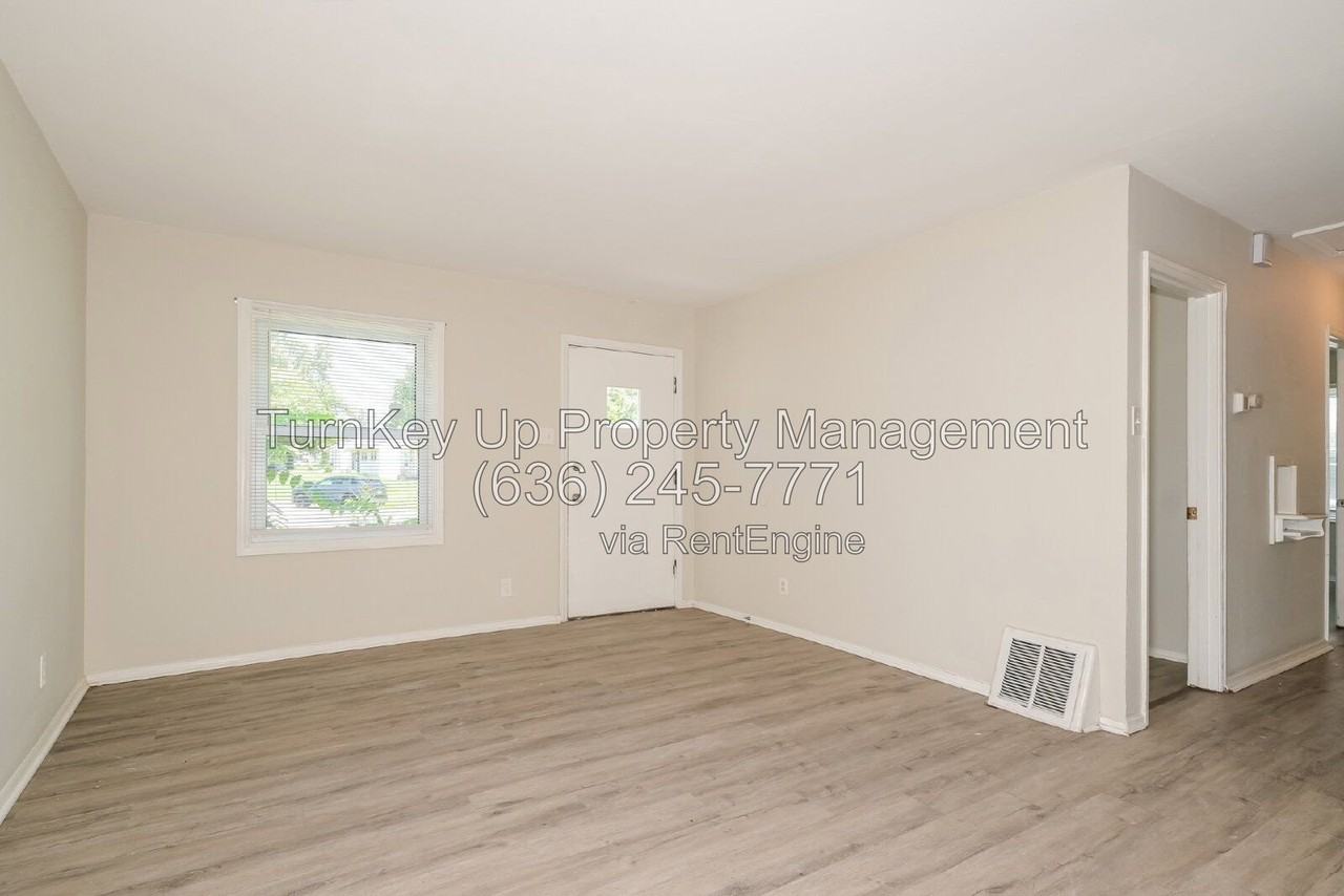 10300 Ross Cir - Photo 6 of 18