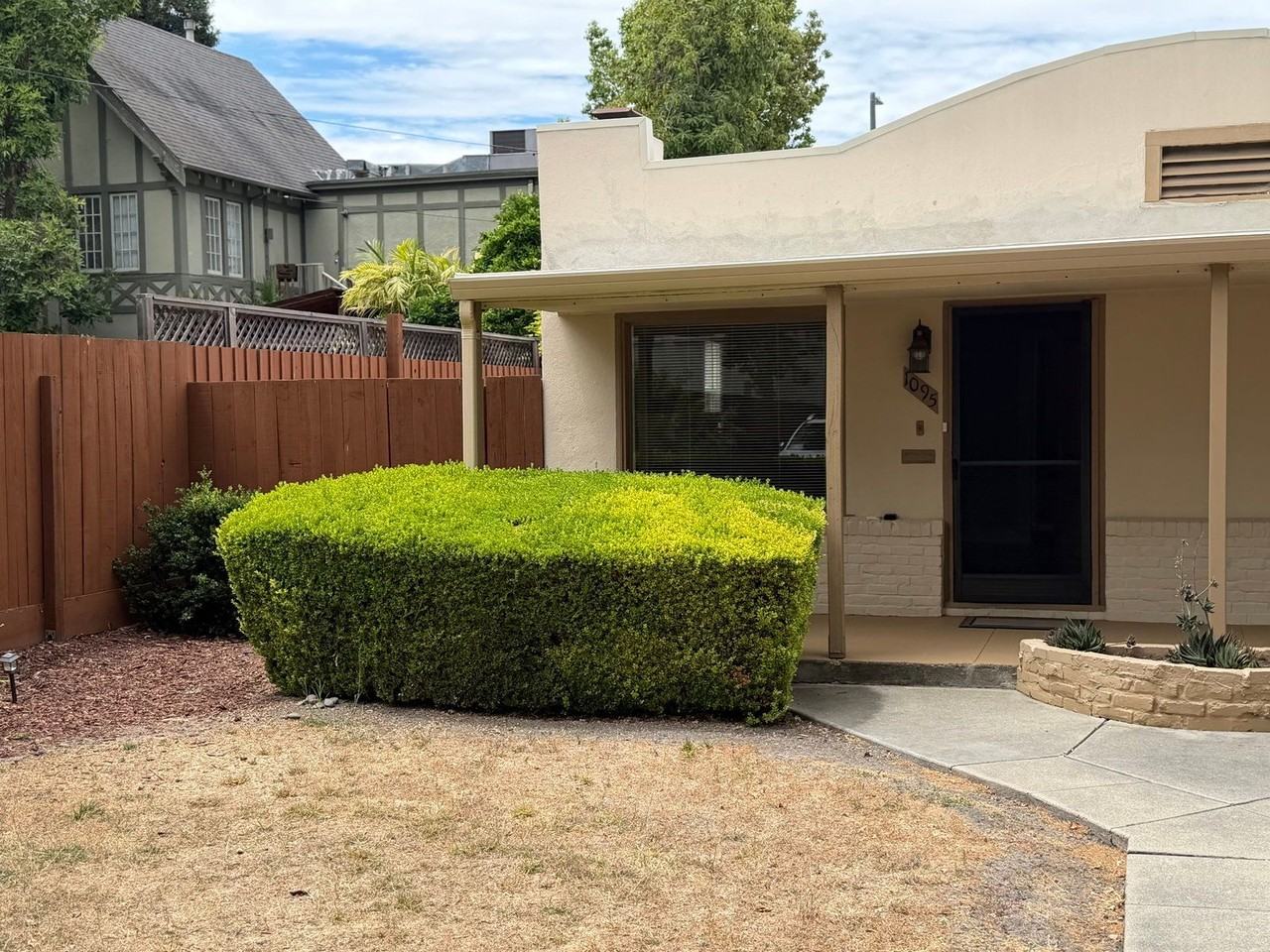 1095 Morris Ct - Photo 2 of 10