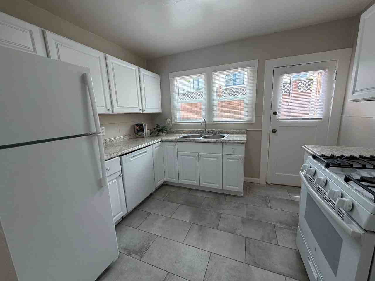 1095 Morris Ct - Photo 4 of 10