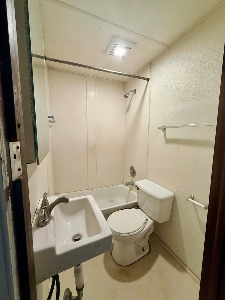 626 W Lemon St #2R - Photo 7 of 9