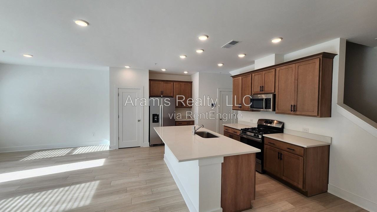 450 Laurelwood Ln #1 - Photo 5 of 17