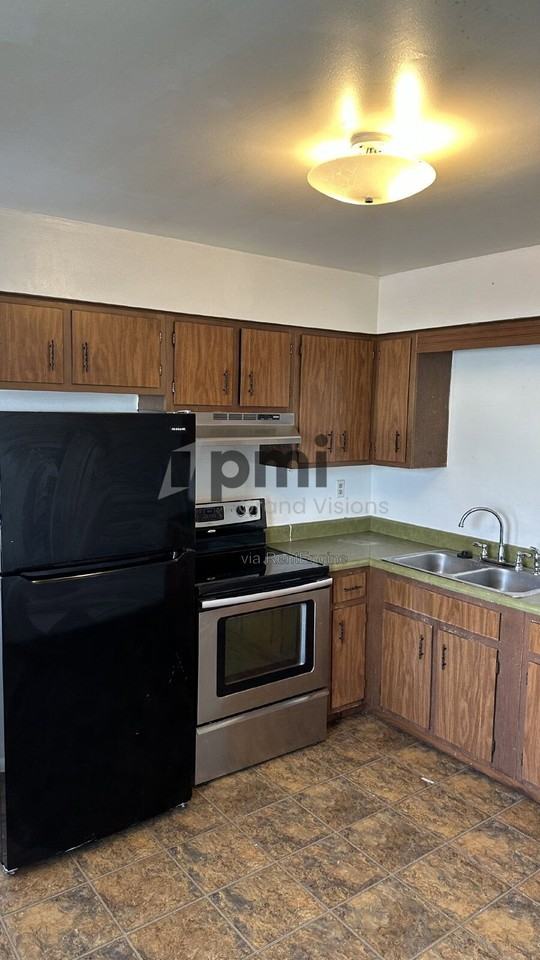 1616 University Dr - Photo 2 of 24