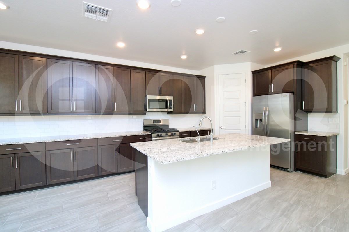 1045 E Thompson Way - Photo 3 of 25