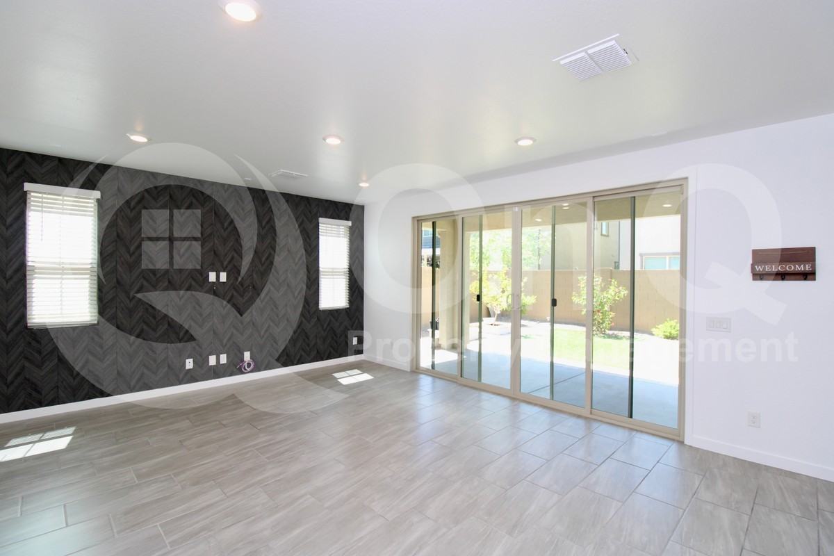 1045 E Thompson Way - Photo 4 of 25