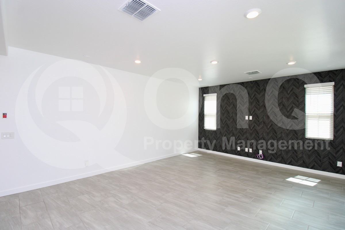 1045 E Thompson Way - Photo 5 of 25