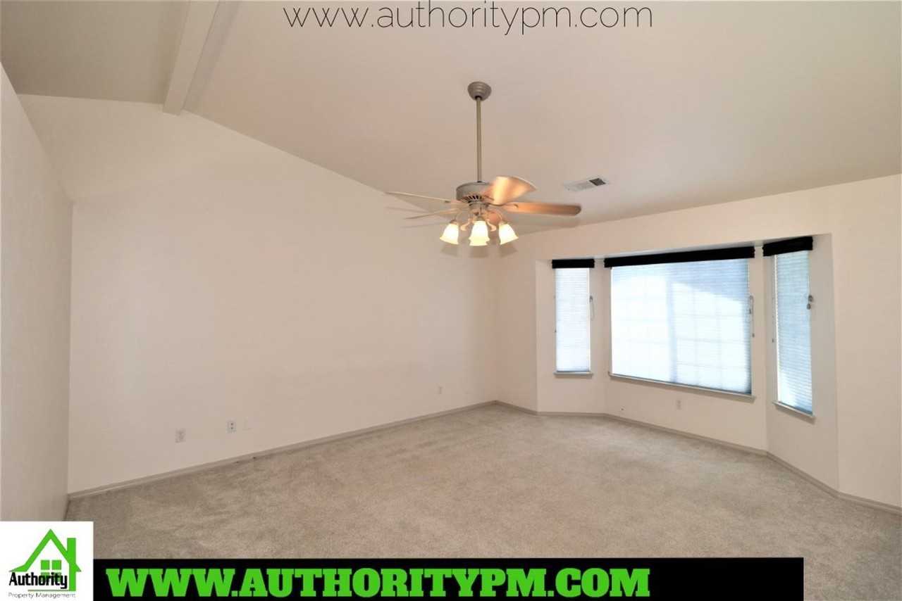 1526 Imperial Dr - Photo 4 of 25