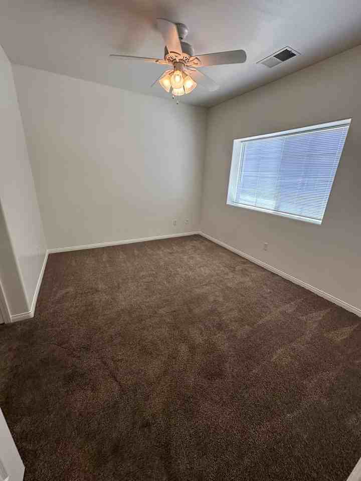 567 Yellow Meadow Court Bakersfield, CA 93308 - Photo 4 of 9