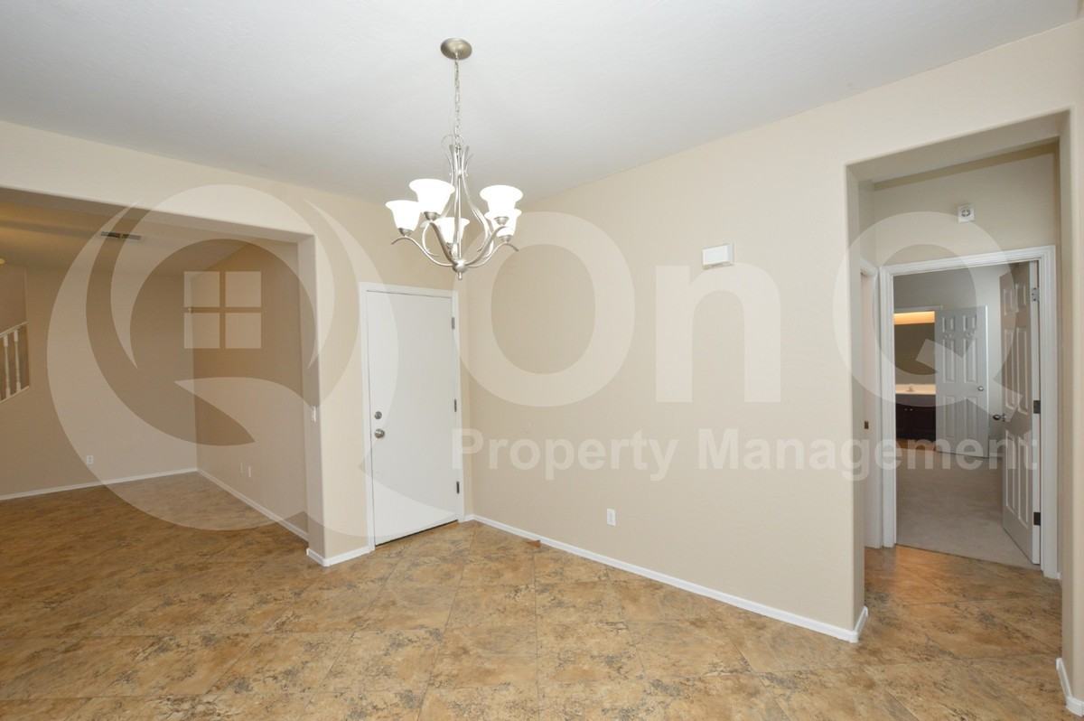 1453 S Sinova Ave - Photo 4 of 24