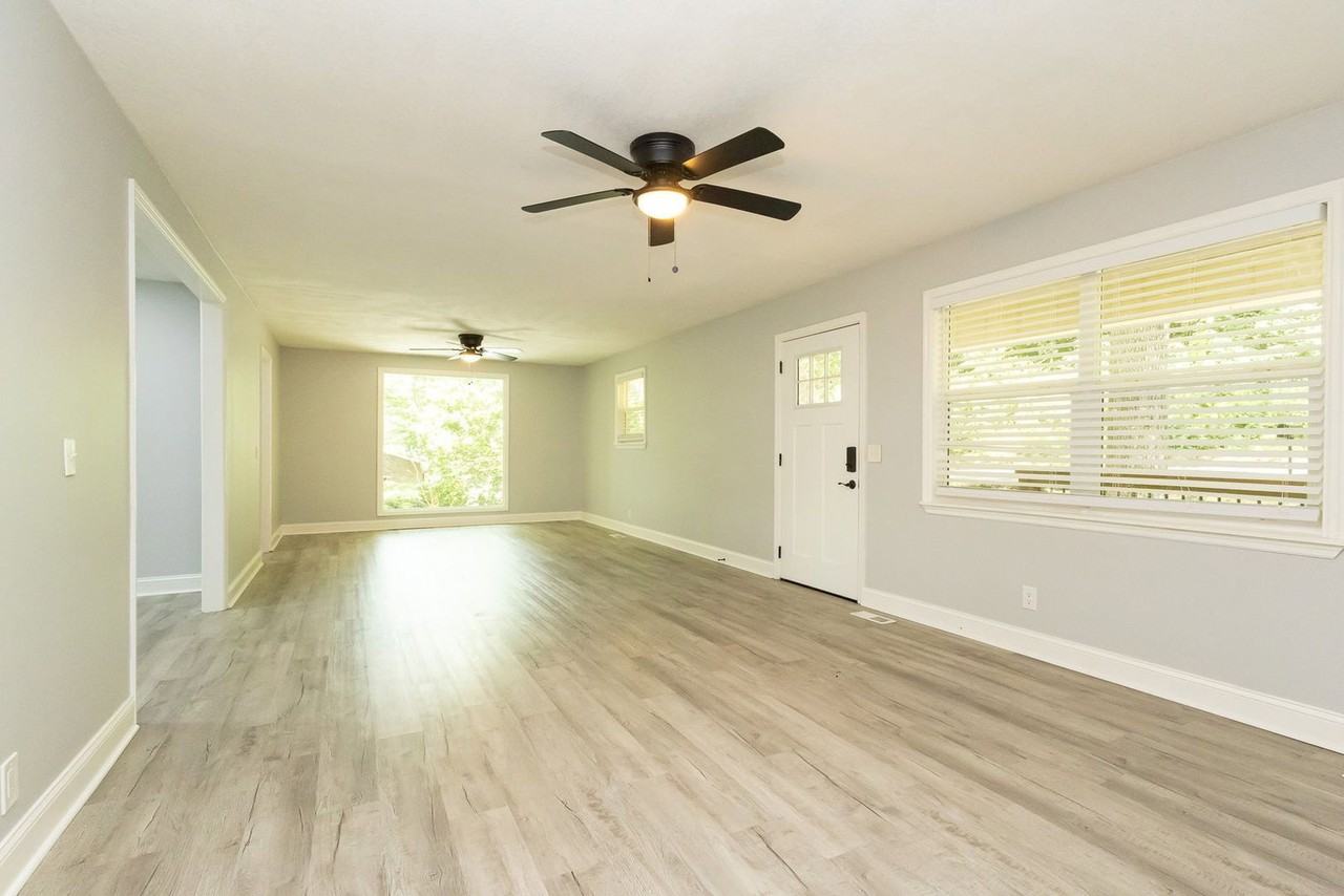 405 Dempsey Ln - Photo 3 of 26