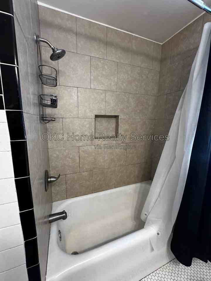 2840 Nw 23rd St - Photo 2 of 10