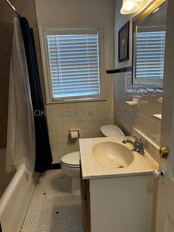 2840 Nw 23rd St - Photo 3 of 10