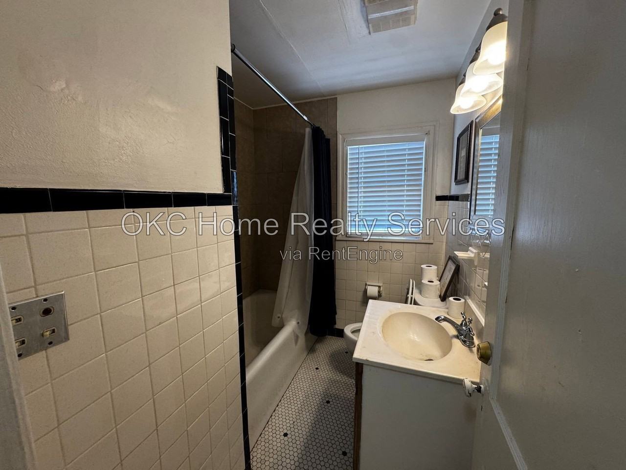 2840 Nw 23rd St - Photo 4 of 10