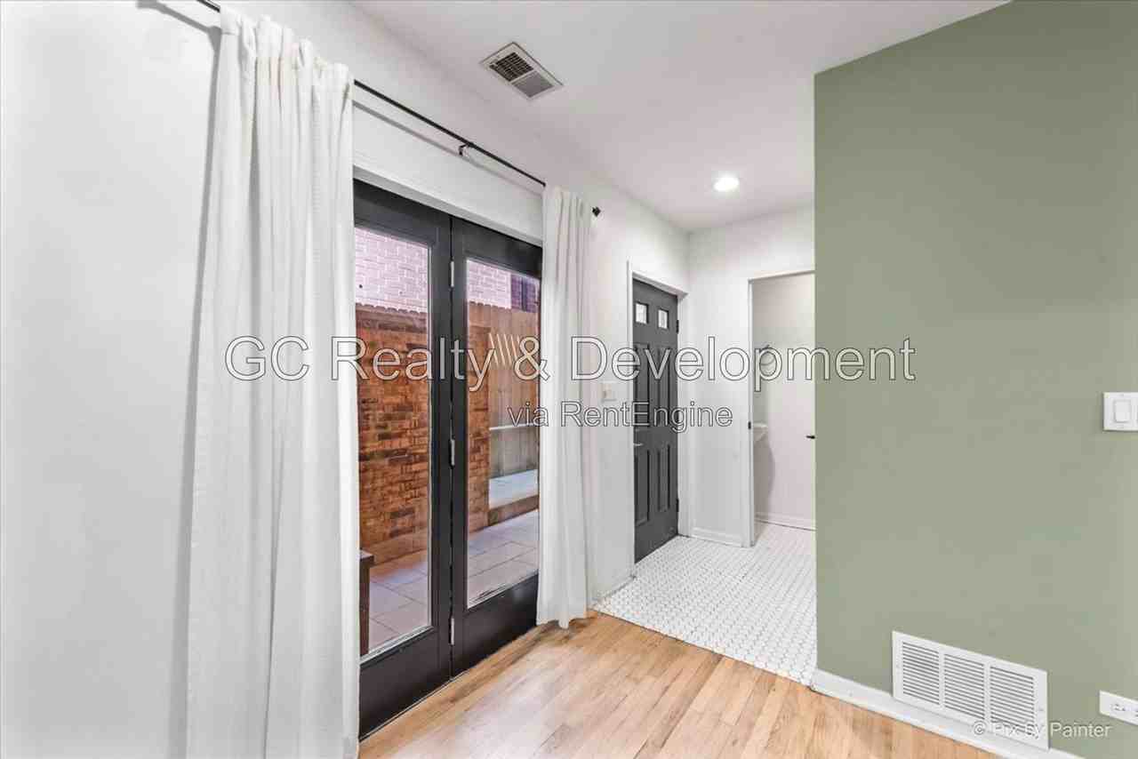 832 W Barry Ave #B - Photo 4 of 29