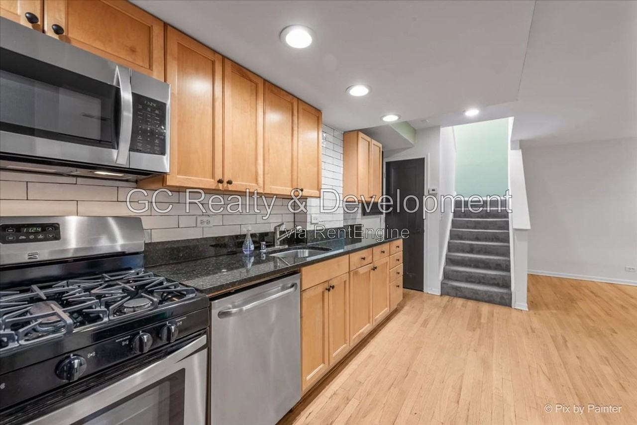 832 W Barry Ave #B - Photo 7 of 29