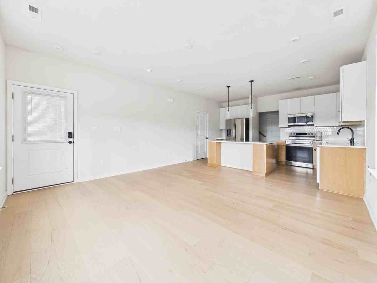 1900 Roseneath Rd #10B - Photo 3 of 28