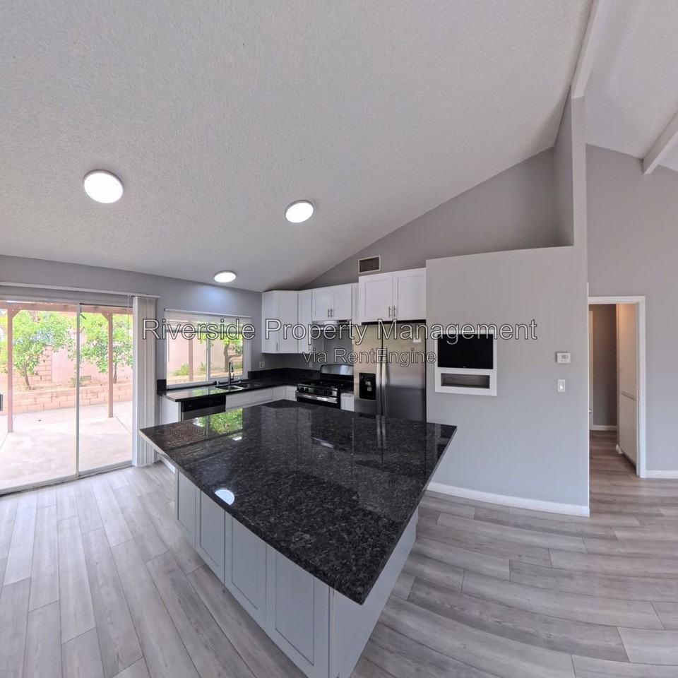 5025 Pearblossom Dr - Photo 5 of 31