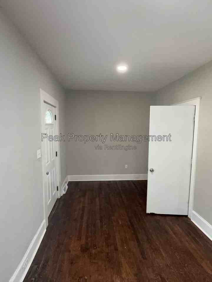 114 Lee Ave - Photo 3 of 12
