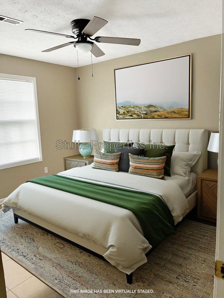 400 Jackson Ave #D - Photo 2 of 9