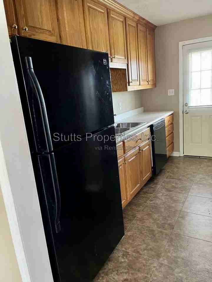 400 Jackson Ave #D - Photo 3 of 9