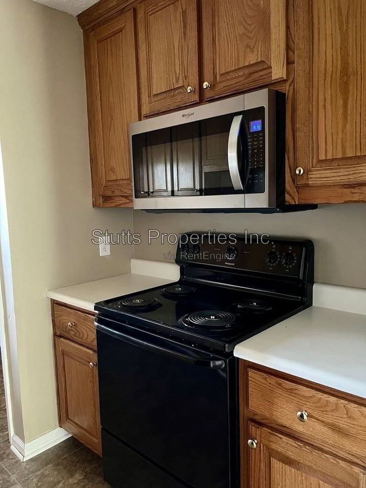 400 Jackson Ave #D - Photo 4 of 9