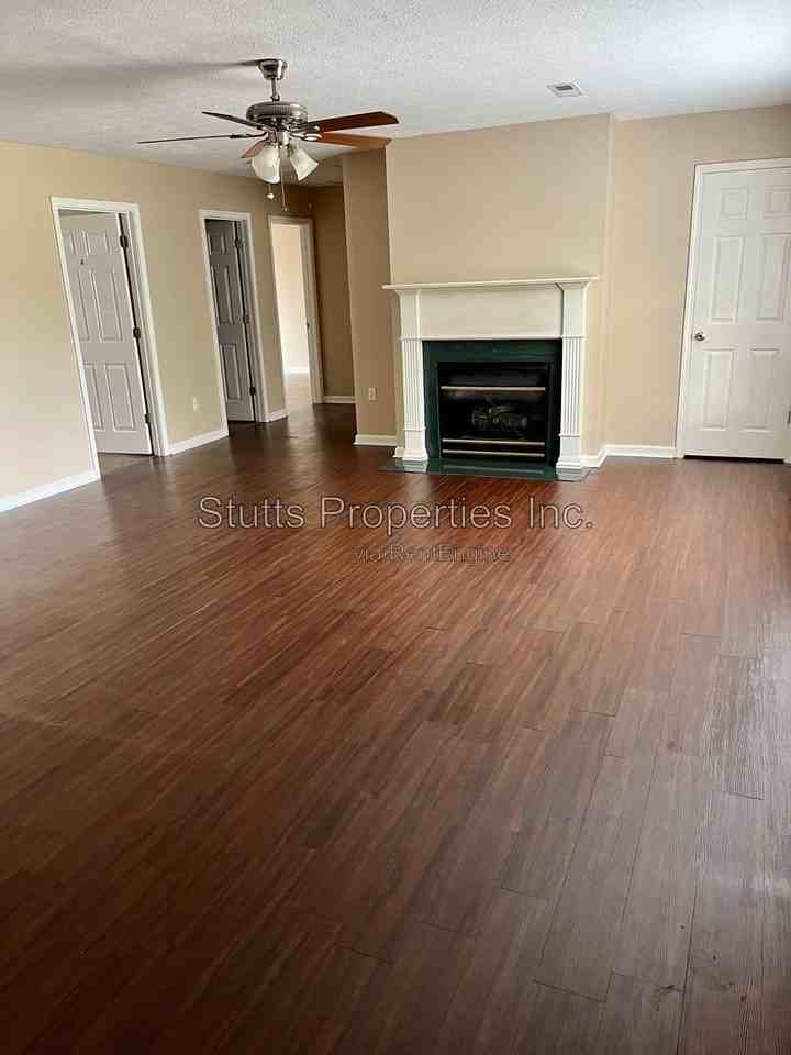 400 Jackson Ave #D - Photo 6 of 9