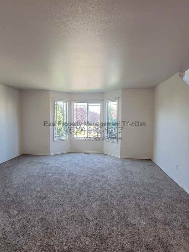 7606 Quadra Dr - Photo 3 of 24