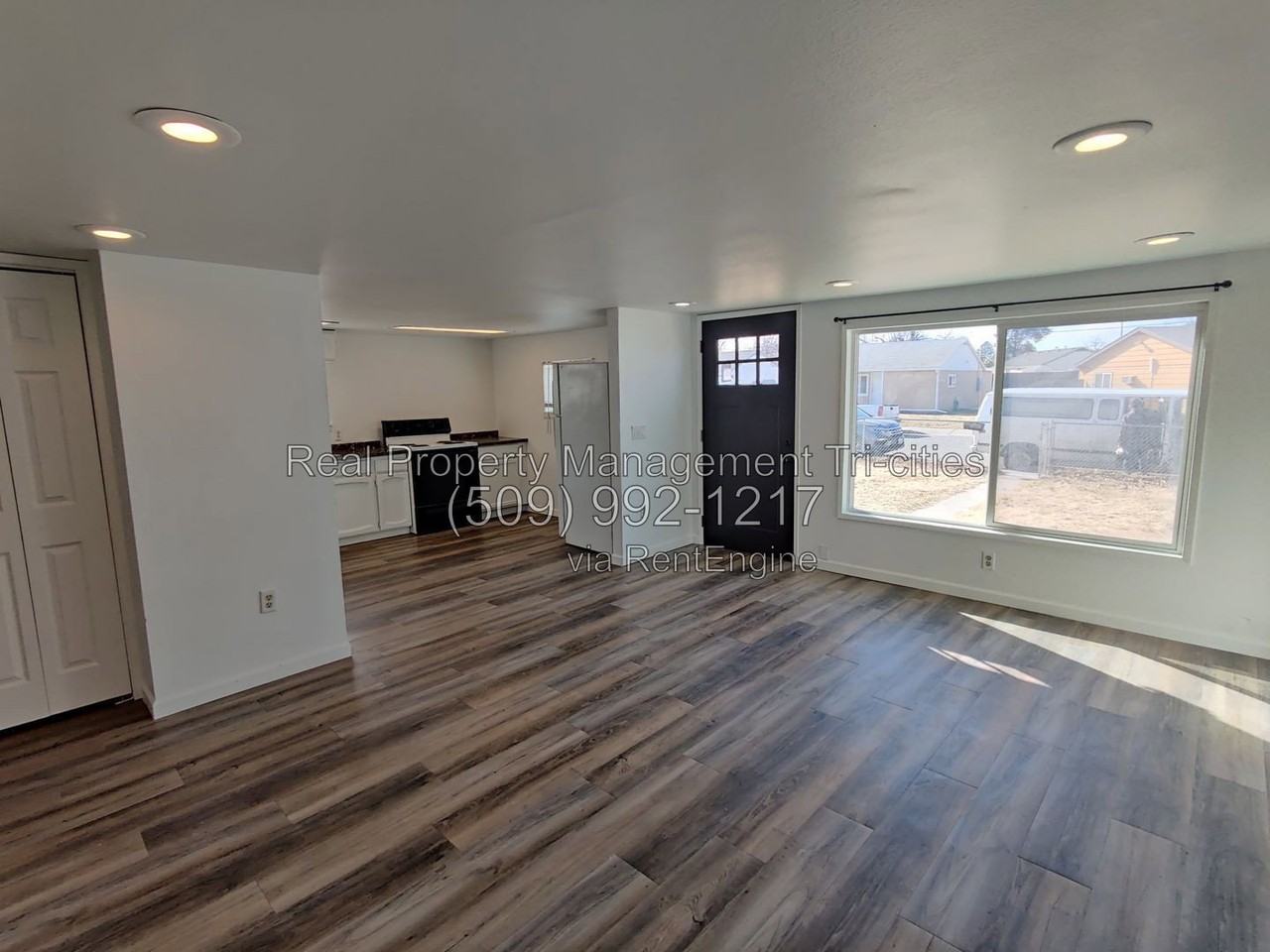 1110 Potter Ave - Photo 3 of 10