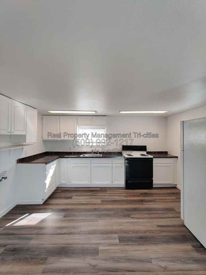 1110 Potter Ave - Photo 4 of 10