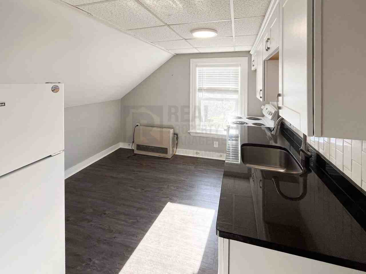 20 Pearl St #E - Photo 3 of 10