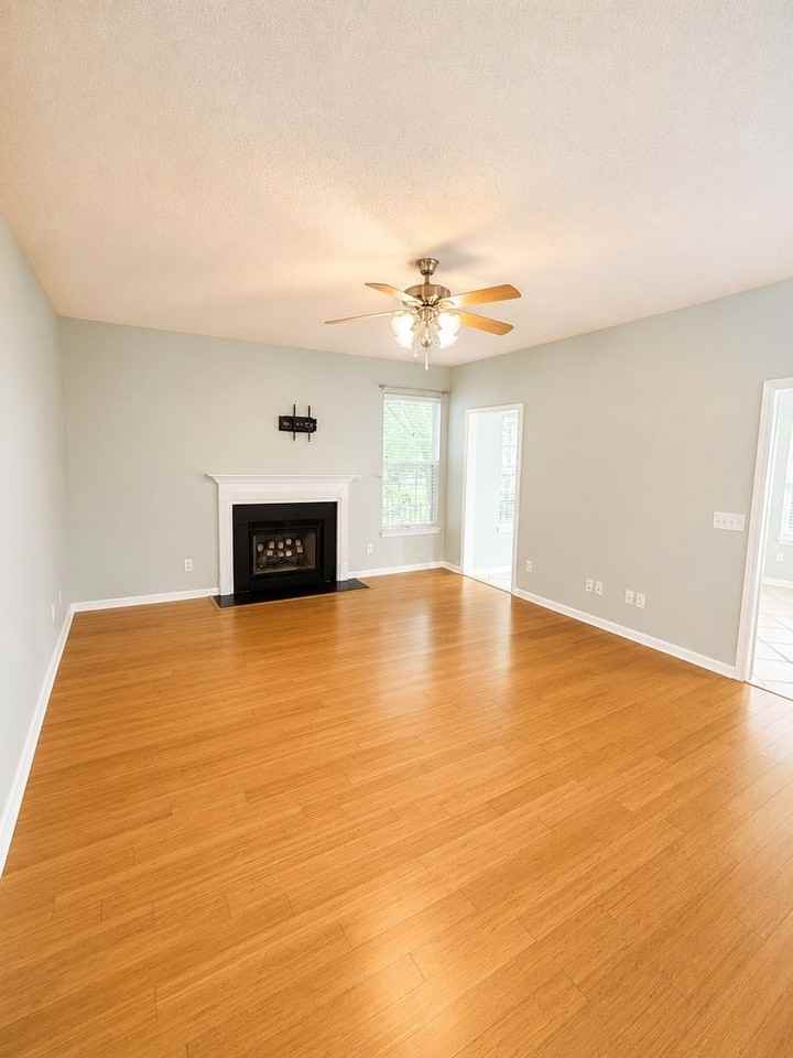 1525 Clarendon Way - Photo 3 of 34