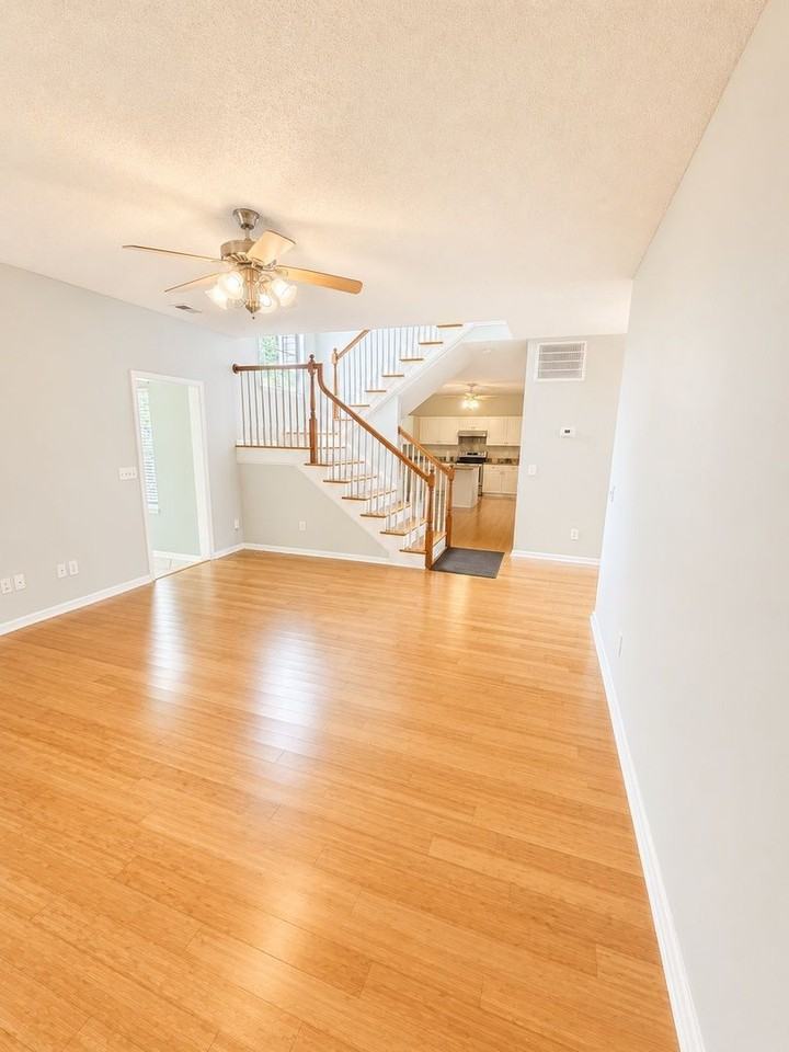 1525 Clarendon Way - Photo 4 of 34
