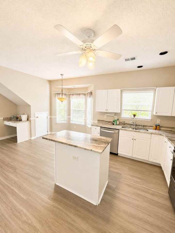 1525 Clarendon Way - Photo 7 of 34