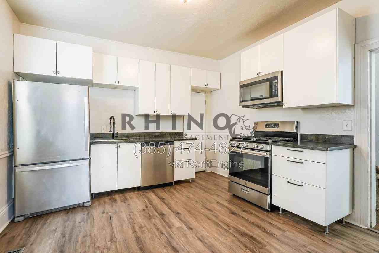 807 20th St #A - Photo 2 of 13