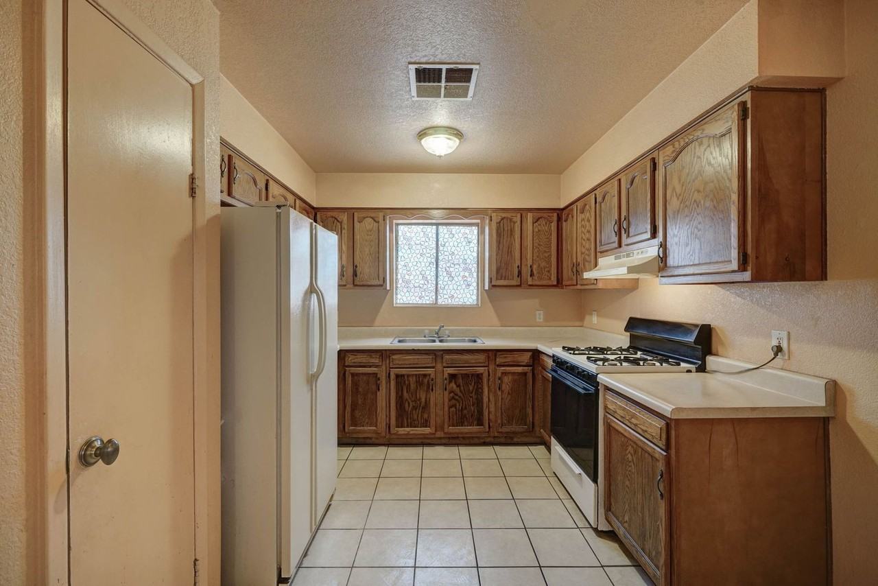1114 E Bisnaga St - Photo 6 of 17