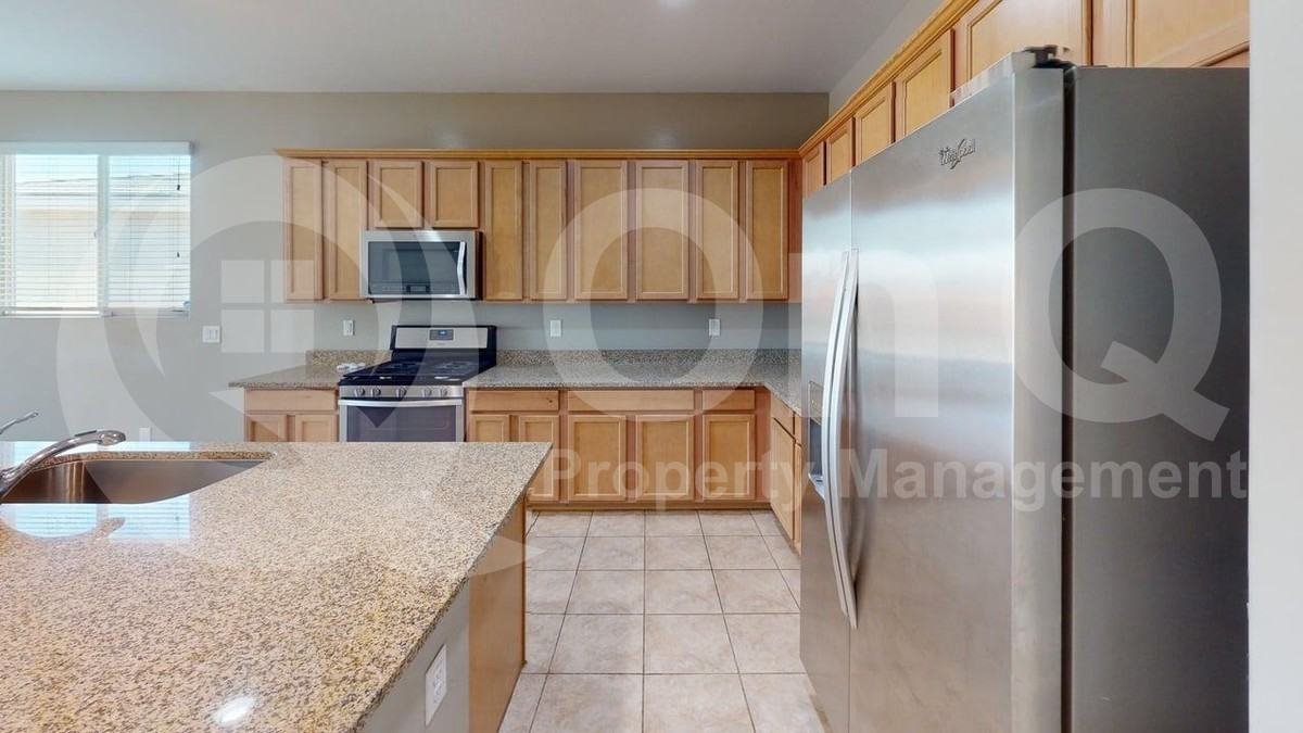 14425 W Dahlia Dr - Photo 4 of 21