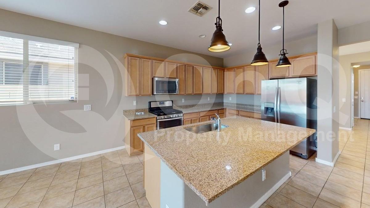 14425 W Dahlia Dr - Photo 5 of 21