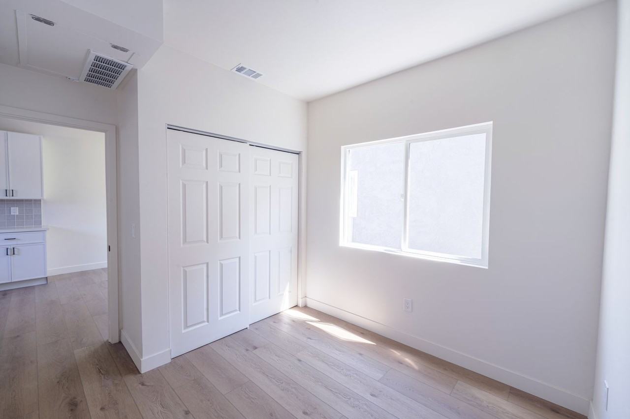 2860 Webster Ave - Photo 5 of 15
