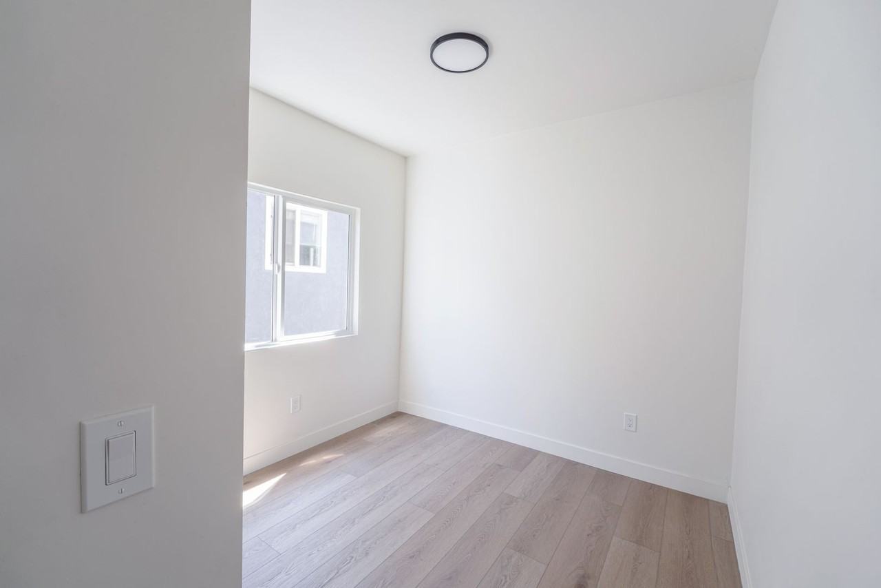 2860 Webster Ave - Photo 6 of 15