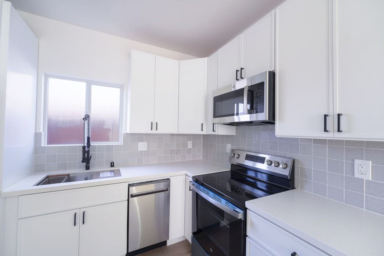 2860 Webster Ave - Photo 3 of 26