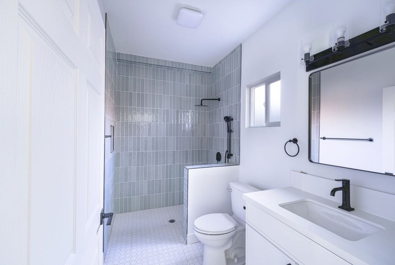 2860 Webster Ave - Photo 4 of 26
