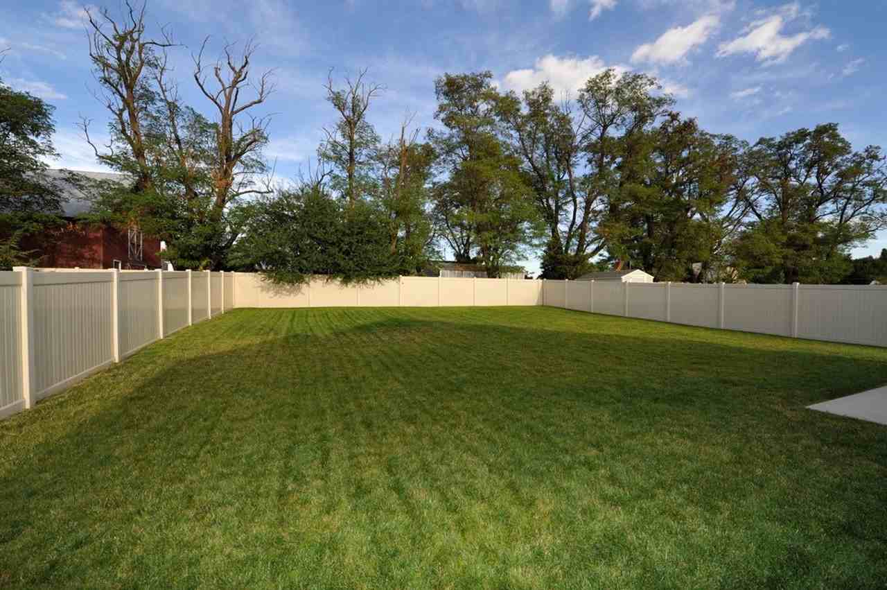 1288 N Pyroclast St - Photo 4 of 23